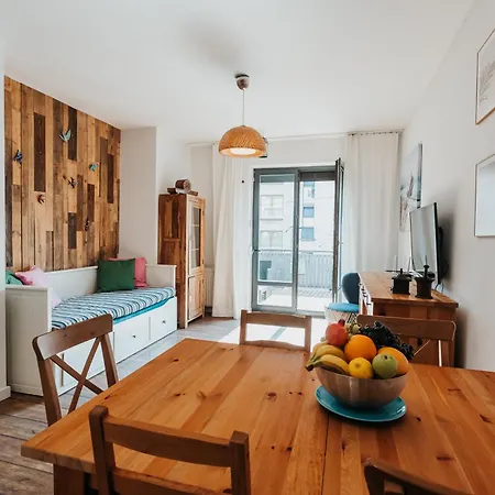 Ice Next To The Wawel Castle Free Parking Two Cars *