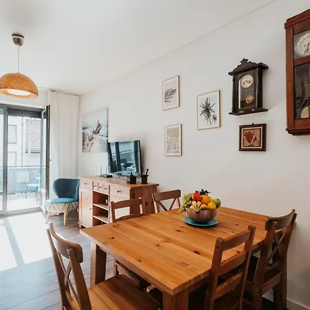 Ice Next To The Wawel Castle Free Parking Two Cars *