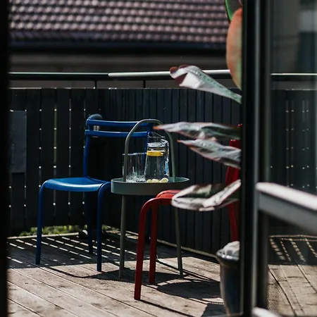 Ice Next To The Wawel Castle Free Parking Two Cars *