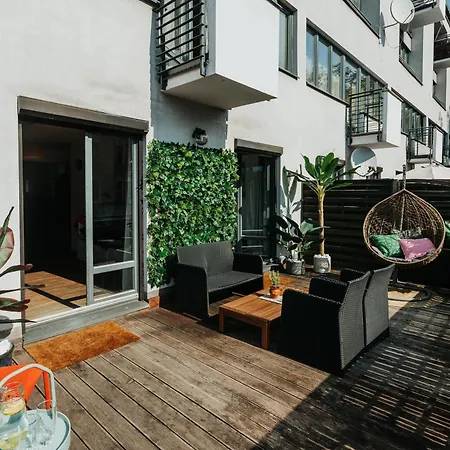 Ice Next To The Wawel Castle Free Parking Two Cars Krakau